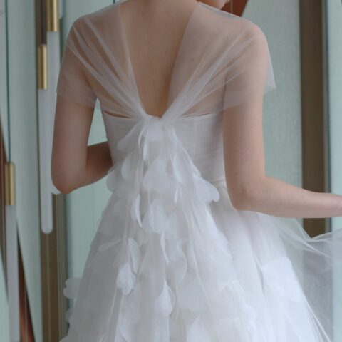 リズマルチネスの新作ウェディングドレスは柔らかなシルクチュールが繊細でロマンティックなバックスタイルを演出してくれます