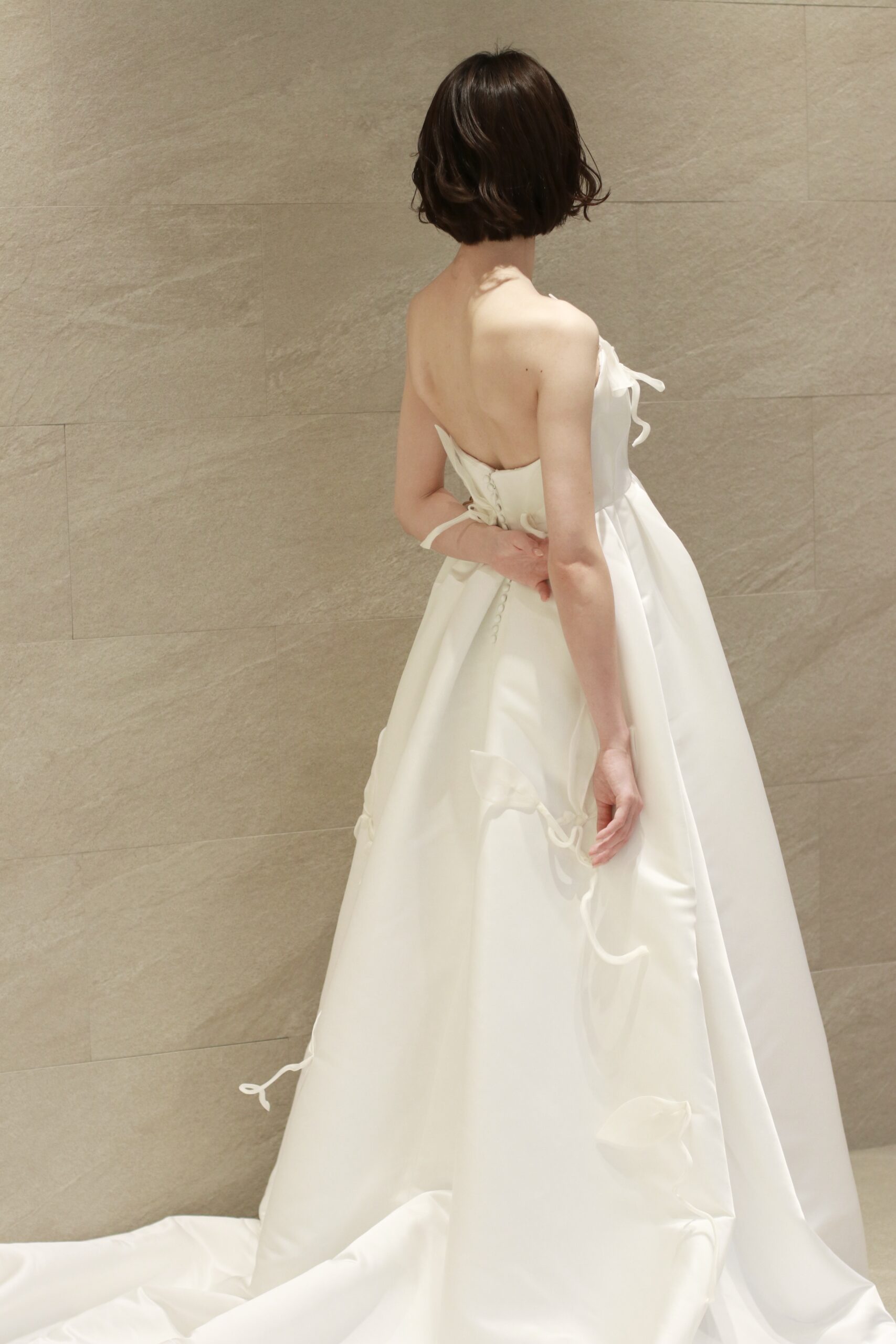  骨格ナチュラルの花嫁にザトリートドレッシングがおすすめするウェディングドレスは胸下切り替えのエパラインのウェディングドレスです
