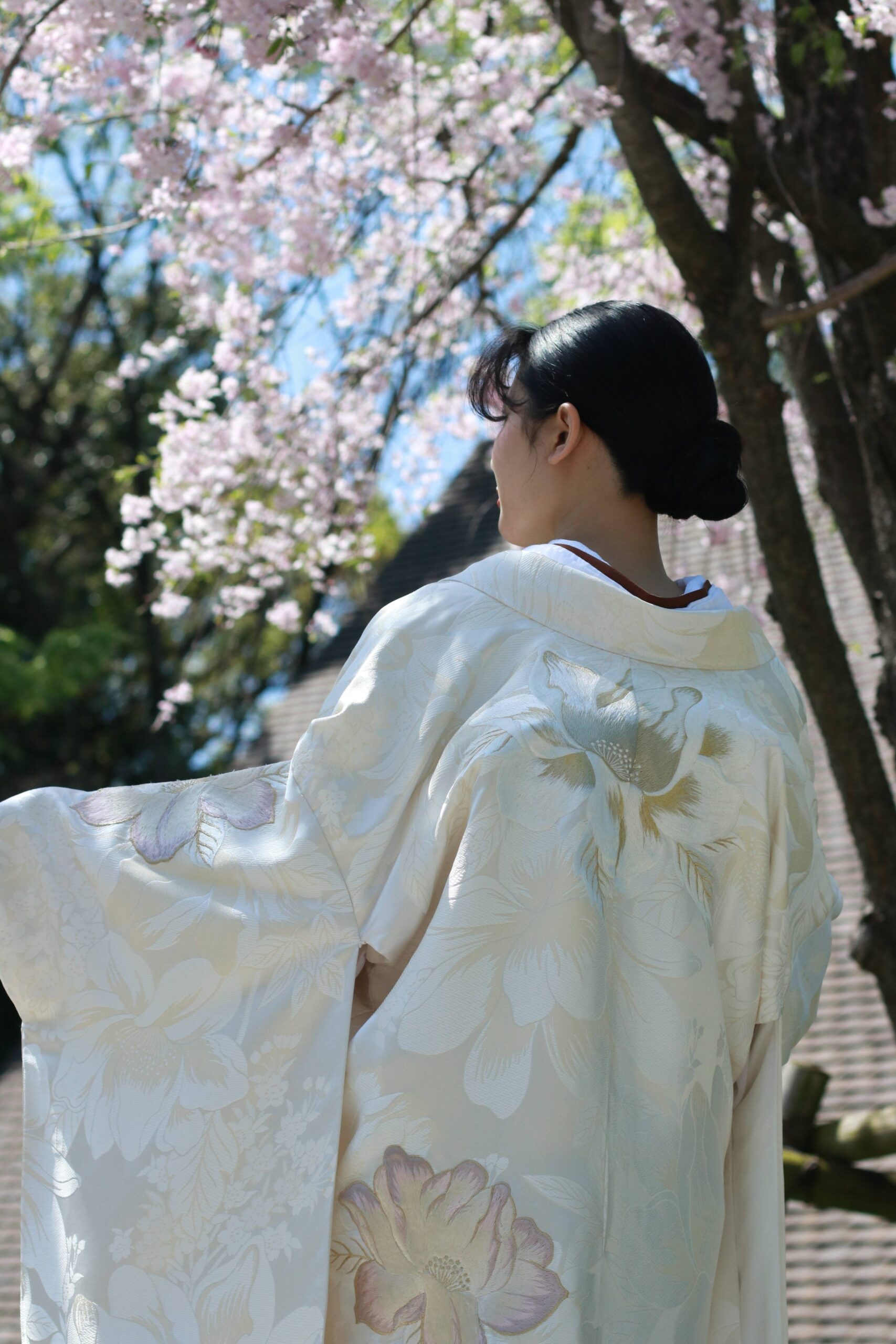 トリートドレッシング大阪店よりご紹介する大阪エリアの結婚式場や前撮りにおすすめの大輪の芍薬と桜の刺繍が美しい白無垢