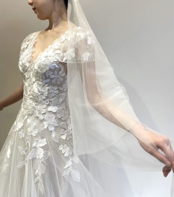 トリートドレッシング神戸店で神戸の上質思考の花嫁におすすめしたいミラ ズウィリンガーの新作のAラインのシルエットが美しいウェディングドレスをご紹介いたします