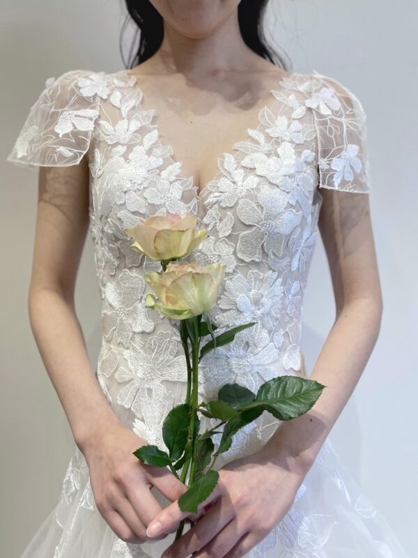トリートドレッシング神戸店で神戸の花嫁におすすめしたい上質なレースが美しいミラ ズウィリンガーの新作のウェディングドレスが入荷いたしました