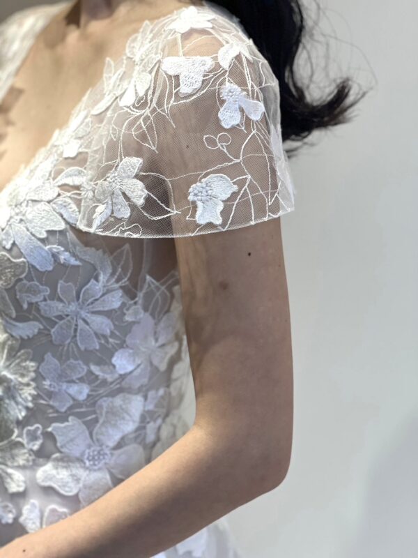 新作のミラ ズウィリンガーのウェディングドレスは繊細なスリーブが花嫁の透明感を引き立たせてくれます