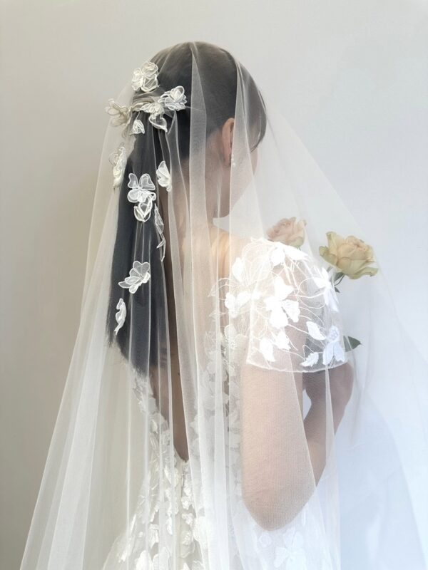 ミラ ズウィリンガーの新作ドレスにお花のベールを合わせる神戸花嫁におすすめしたいおしゃれなコーディナートをご紹介いたします