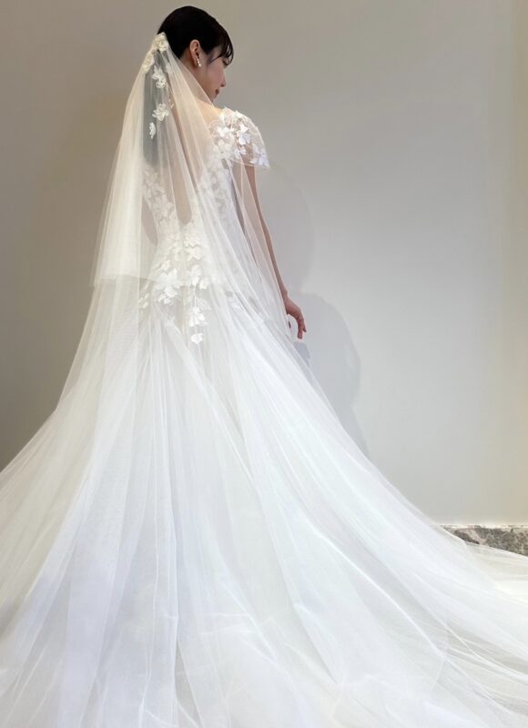 神戸店に入荷した新作ウェディングドレスはチュールの繊細さが美しく花嫁の透明感を引き立たせてくれます。