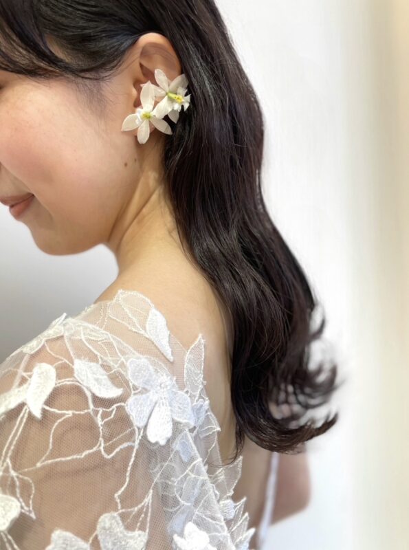 上質な新作のAラインのウェディングドレスに生花のイヤリングを合わせるワンランク上のおしゃれなコーディネート
