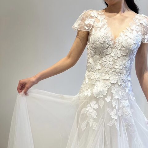ミラ ズウィリンガーより入荷した新作のAラインのチュールの透明感が美しい上質なウェディングドレスです