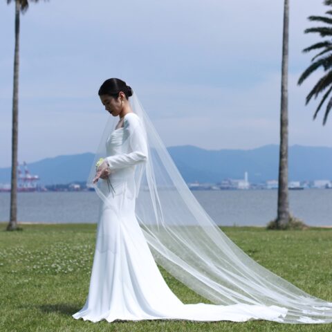 トリート福岡店の提携結婚式場である、福岡市で人気のザ ルイガンズは、海外リゾートのような自然と海に囲まれたおしゃれな会場で、インポートドレスブランドであるLela Roseの新作ウェディングドレスがマッチします