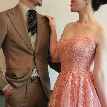 お洒落な結婚式のお色直しにおすすめのカラードレスとタキシードのコーディネート