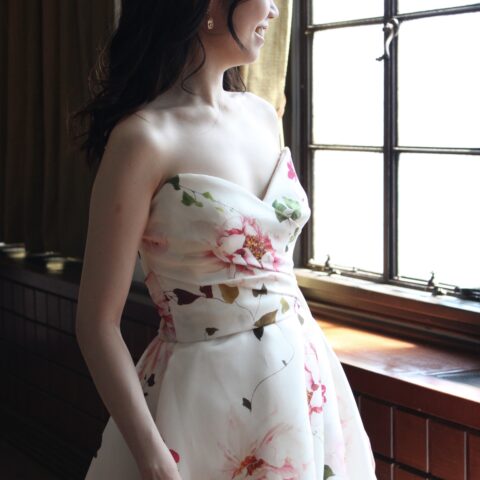 フォーチュンガーデン京都にてお召しいただきたいモニーク ルイリエの花柄のプリントがおしゃれなAラインのカラードレスをご紹介いたします